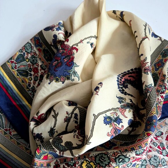 Large silk scarf with floral design. - Picture 6 of 12
